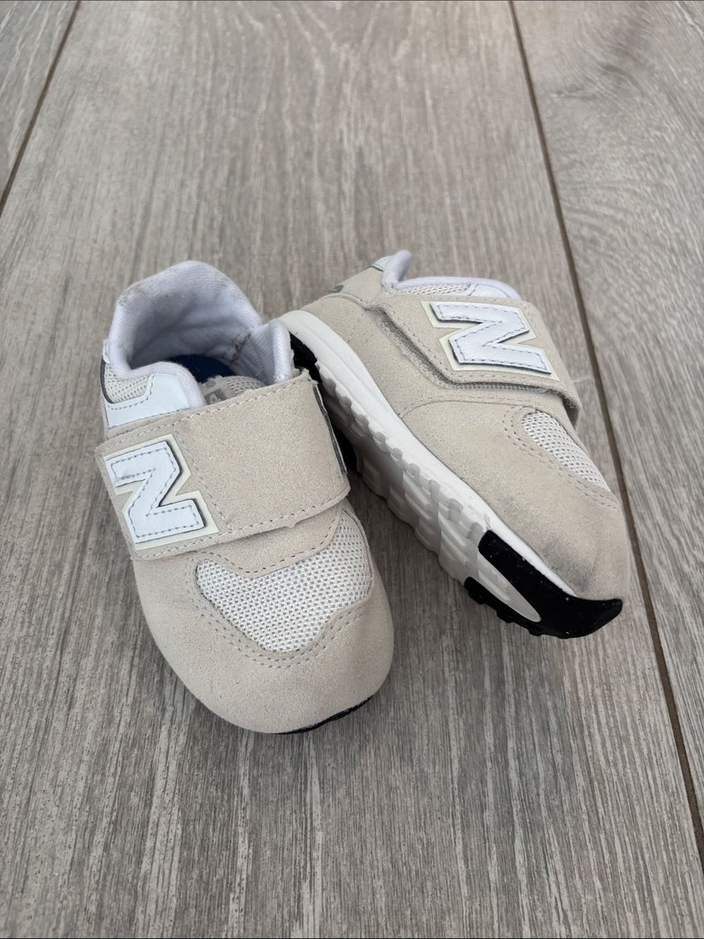 New Balance Hook and Loop Velcro Sneakers 👟 4.5XW